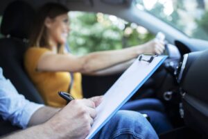 Körkortsutbildning med lärare i en bil | Swillos.com